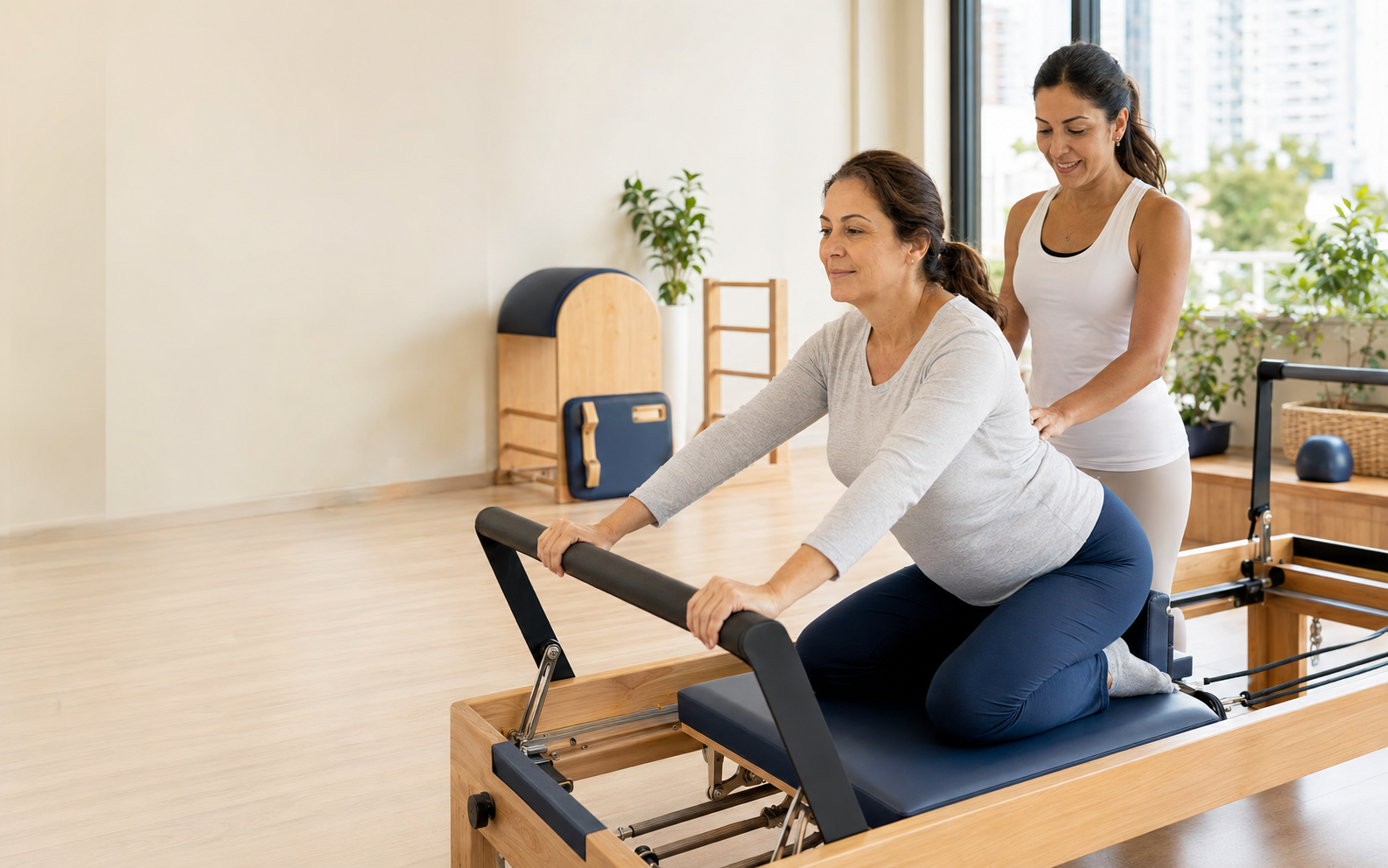 Aluna iniciante praticando Pilates no Reformer com orientação profissional